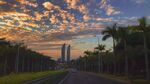 夕阳下的公路与城市天际线