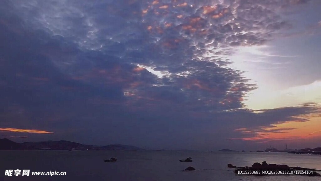 海边绚丽晚霞与船只景象