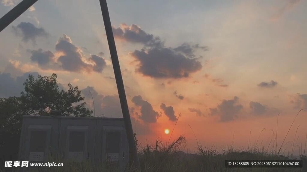 夕阳西下的美丽天际线