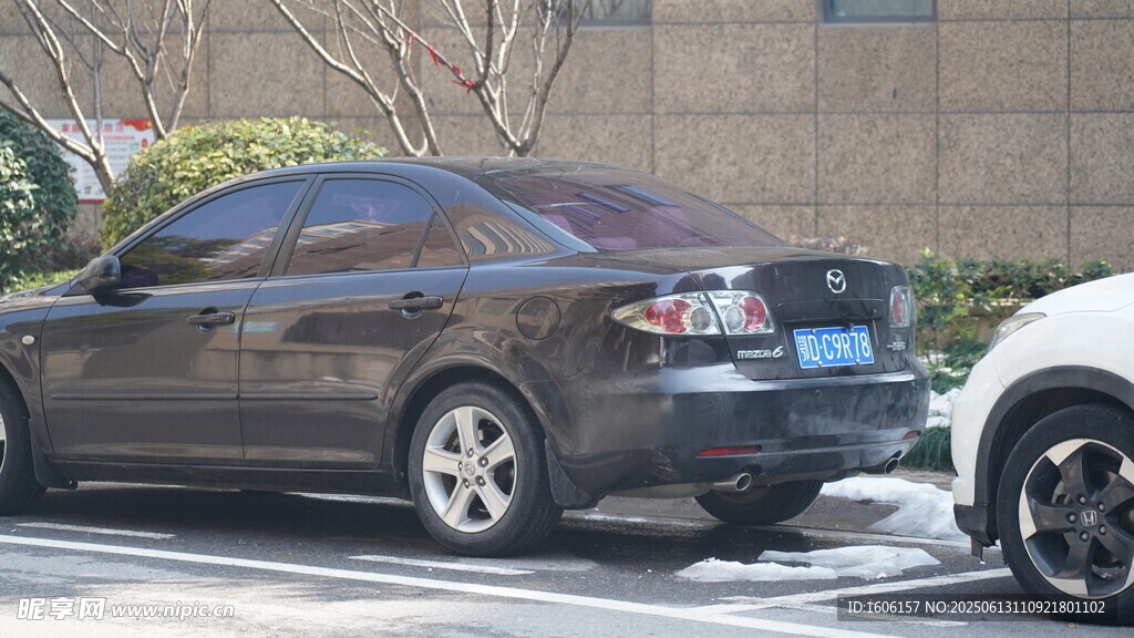 停车场中的两辆停放汽车