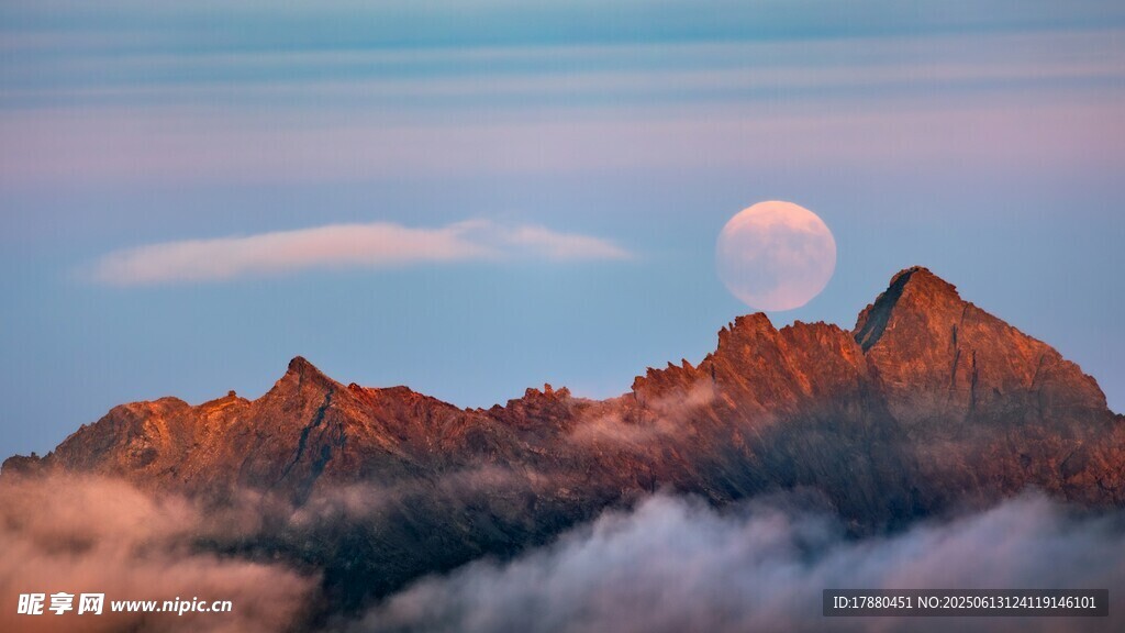 山间月升美景