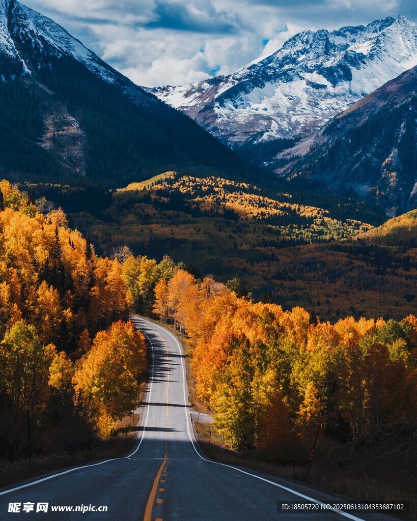 秋日山间公路美景