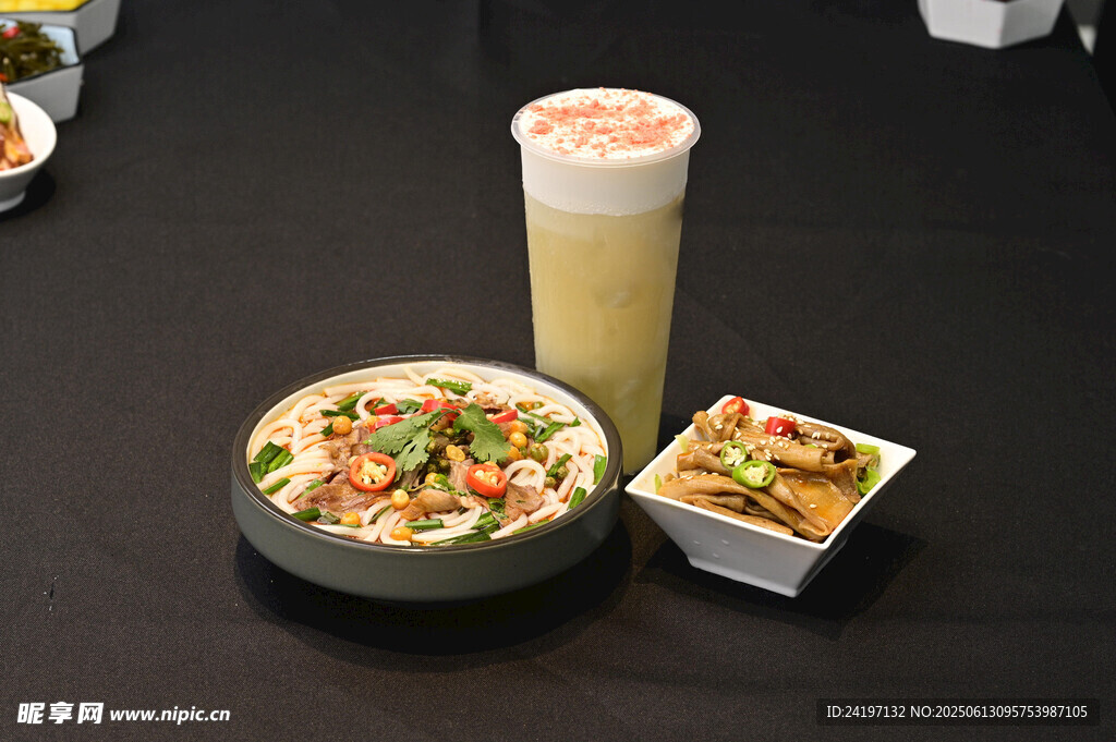 美味餐食搭配特色饮品