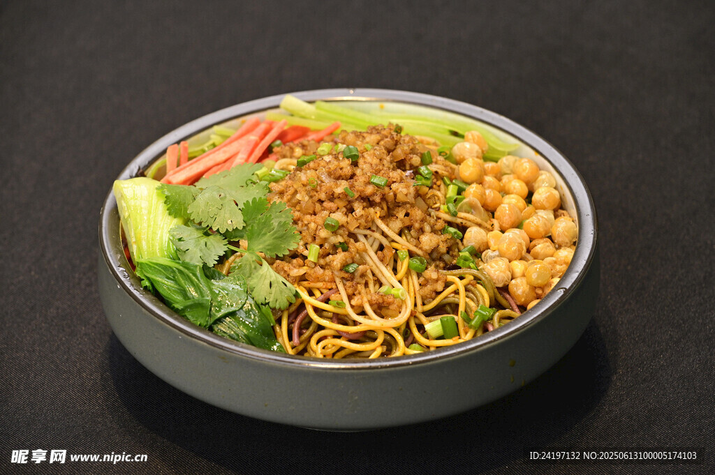 美味拌面 丰富食材诱人