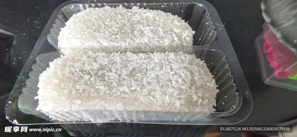 两盘撒椰蓉的白色糕点