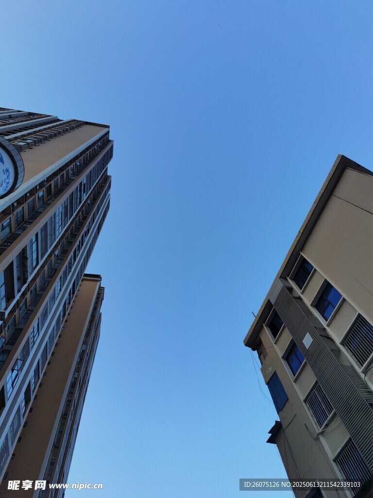 仰视城市高楼建筑