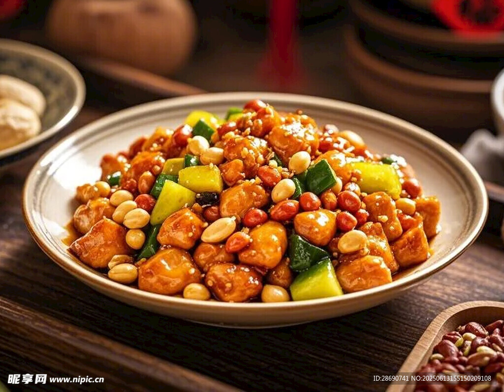 美味宫保鸡丁摆于木桌