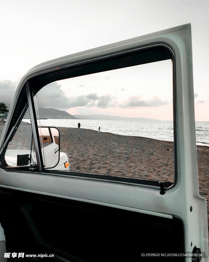 车窗外的海边美景