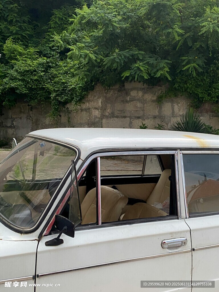 复古白色面包车外观特写