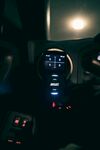 汽车仪表盘夜间特写
