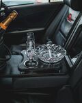 车内奢华酒具与装饰摆件