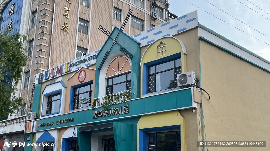 多彩外观的特色街边建筑