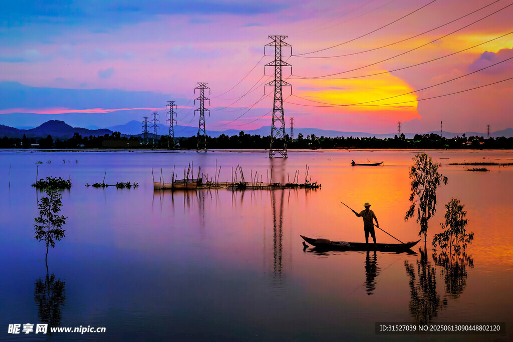 夕阳泛舟景象
