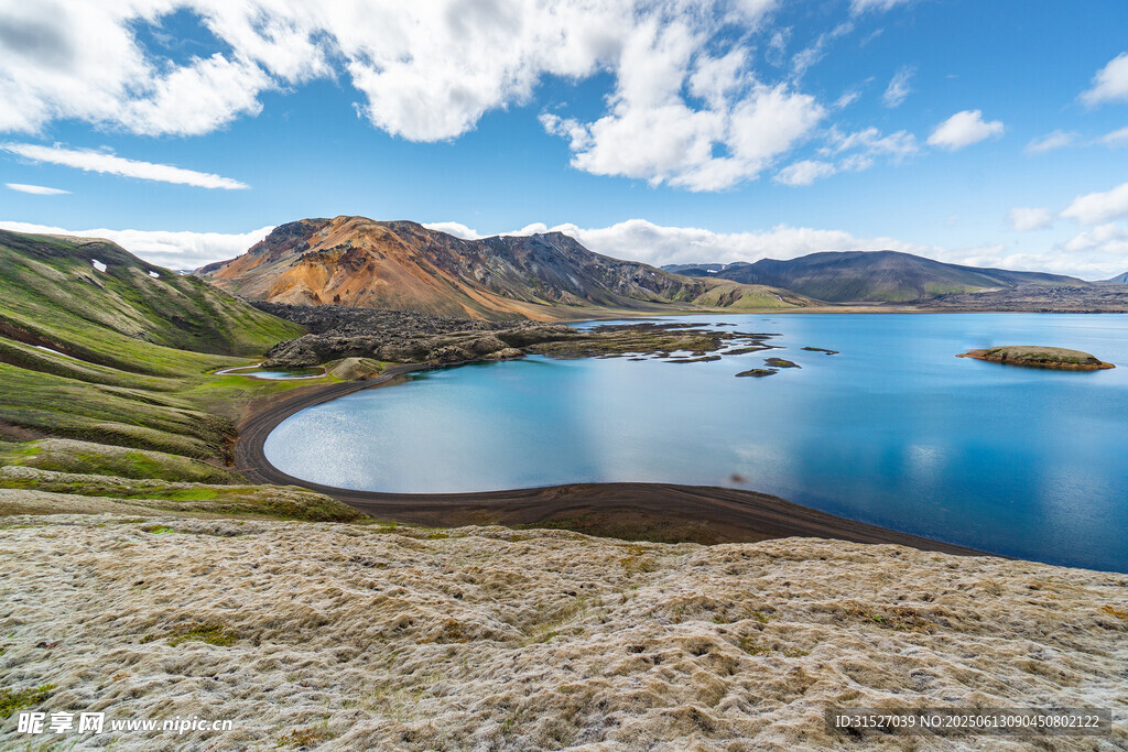 高山湖畔美景