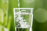 水杯中注入水