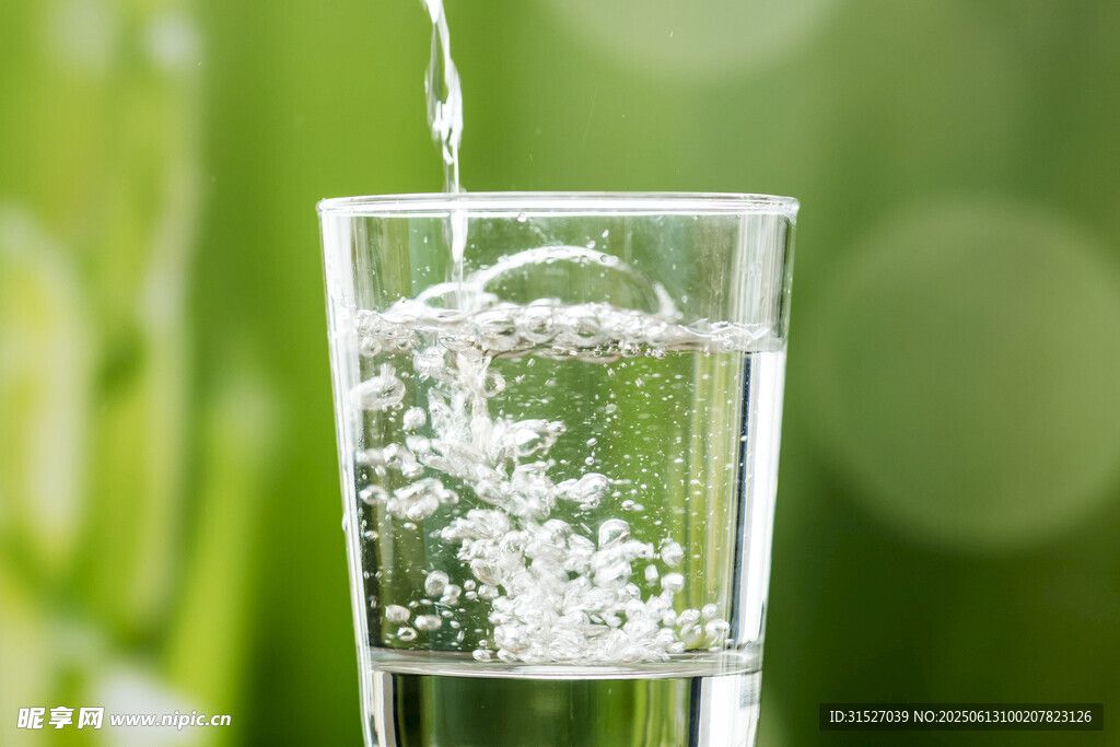 水杯中注入水