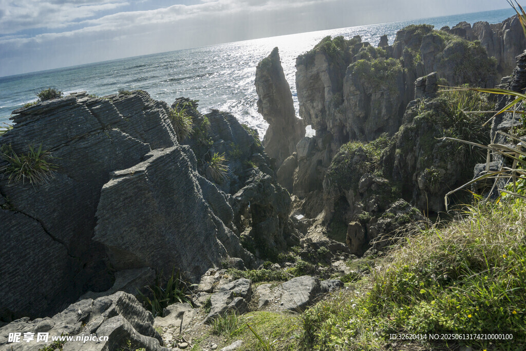 海岸嶙峋怪石与葱郁植被