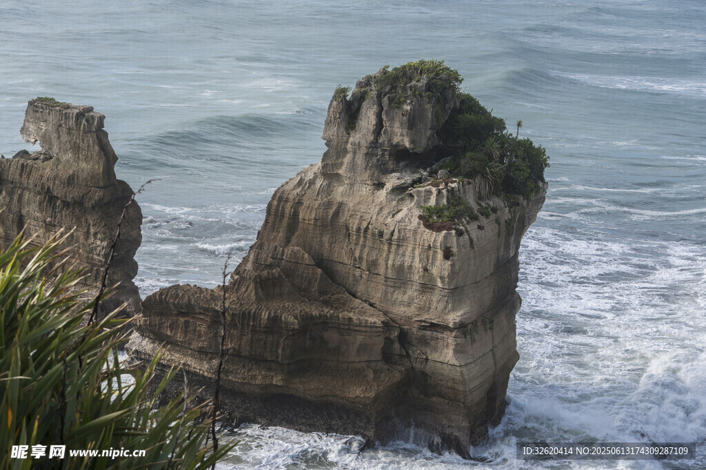 海边嶙峋岩石景观