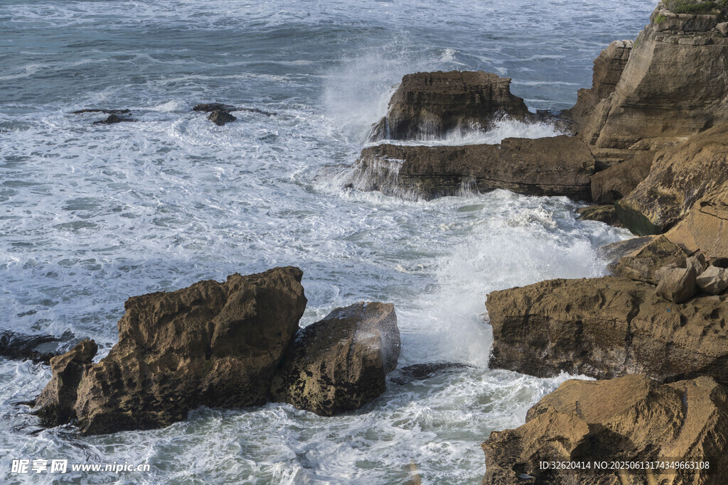 海浪拍击岸边嶙峋岩石