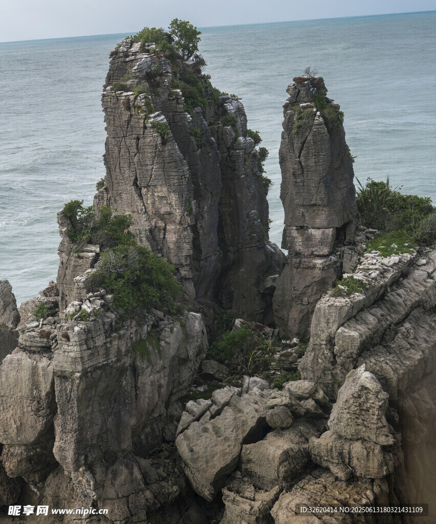 海边嶙峋怪石景观