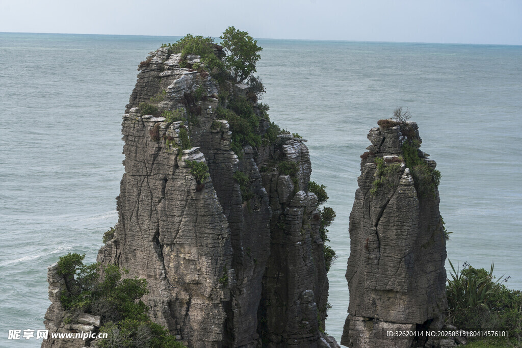 海边嶙峋双石柱景观