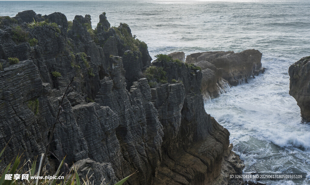海边嶙峋礁石与翻涌海浪