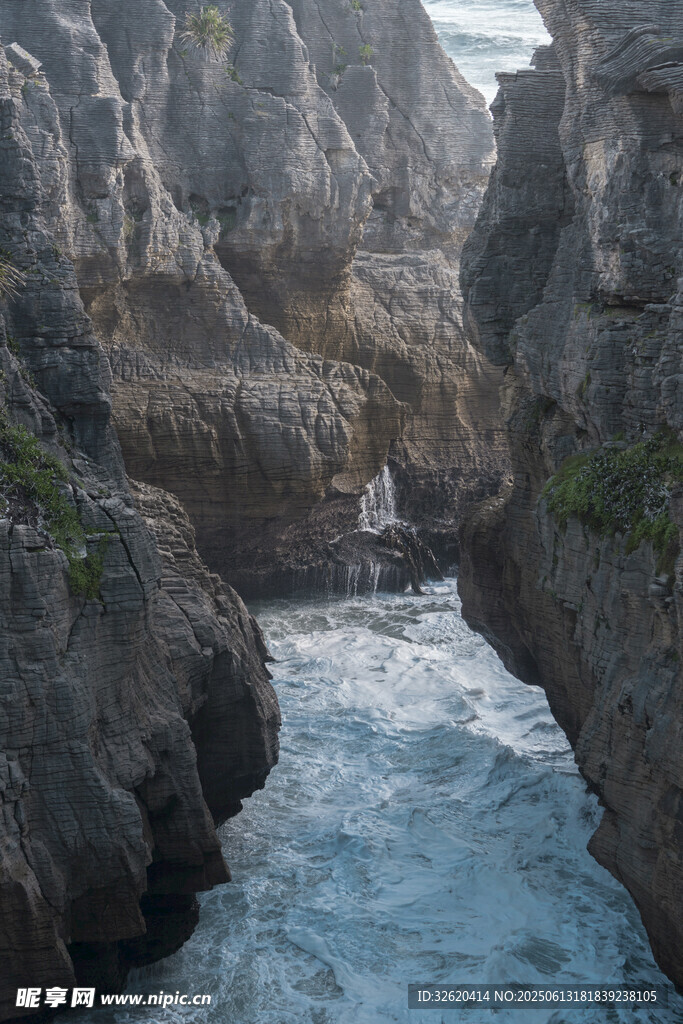 峡谷间湍急河流景观