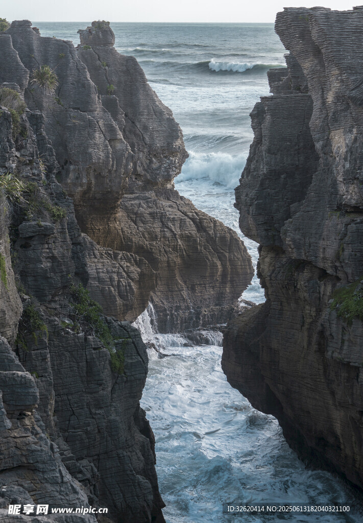 海岸嶙峋岩石与海浪景观
