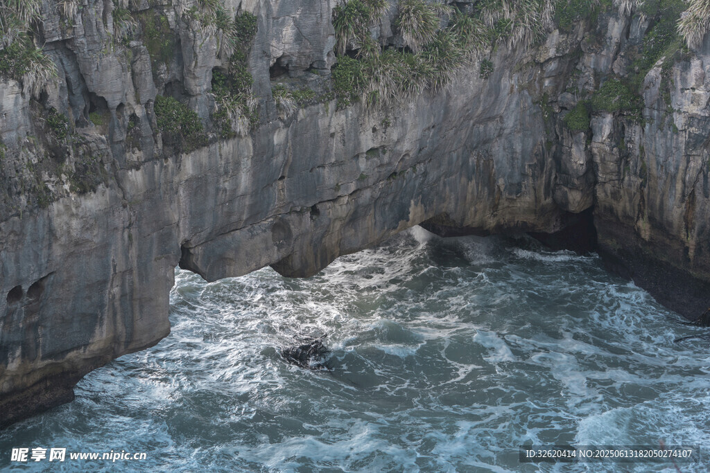 海岸边的汹涌海浪与峭壁