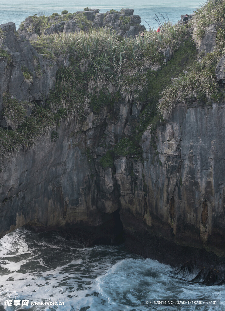海边嶙峋岩石与翻涌海浪