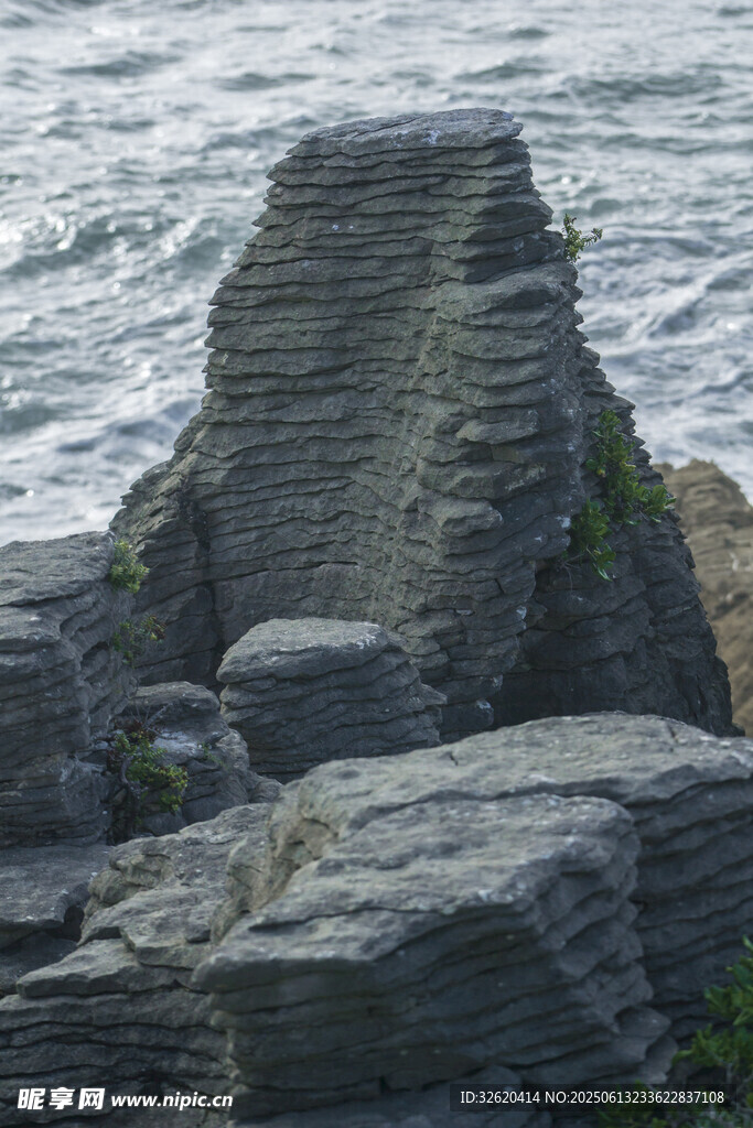 海边层叠岩石景观
