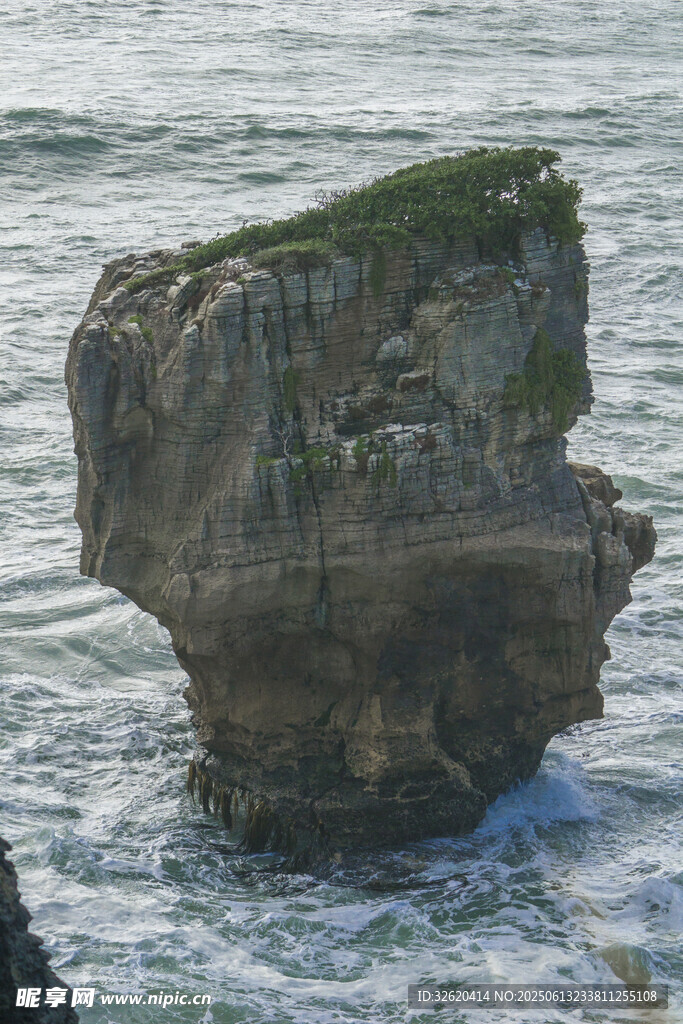 海中孤石 尽显自然之美