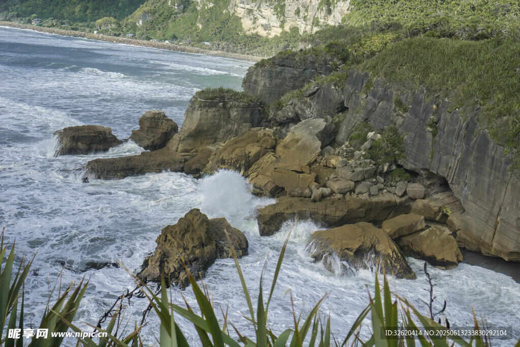 海浪拍击岸边嶙峋岩石