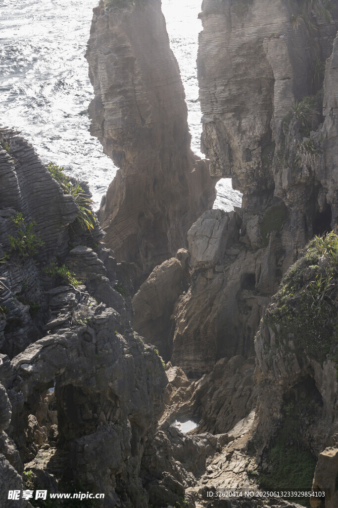 海边嶙峋怪石景观
