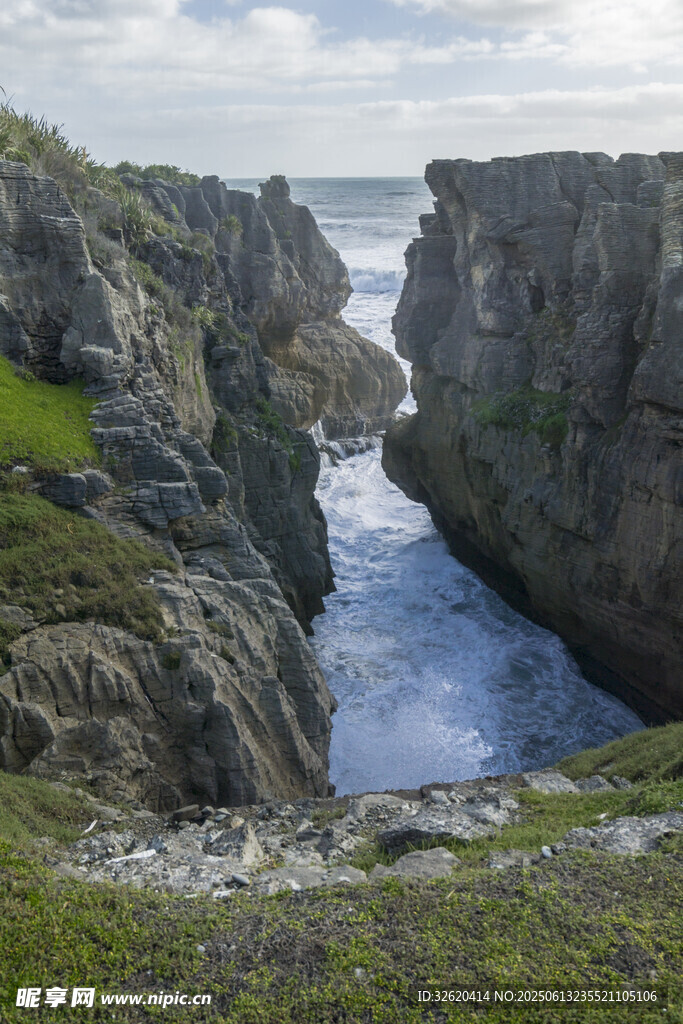 海岸峡谷间的澎湃海水