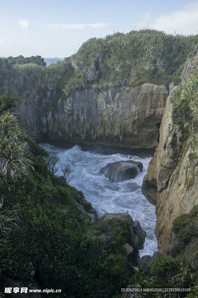 海岸悬崖间的汹涌海浪