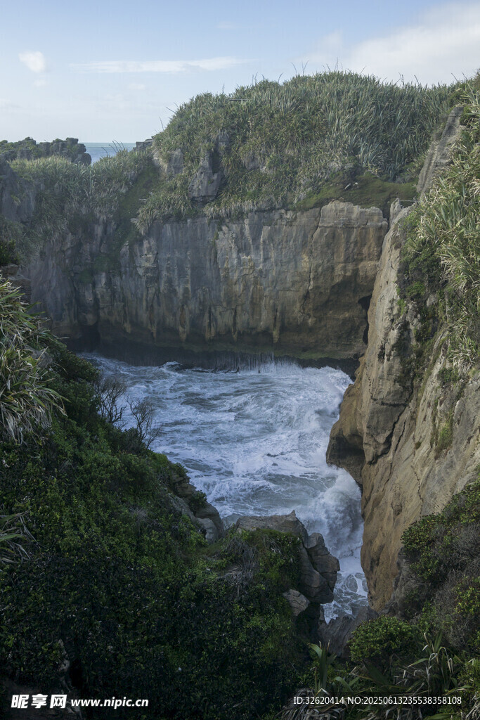 海岸悬崖间的汹涌海浪