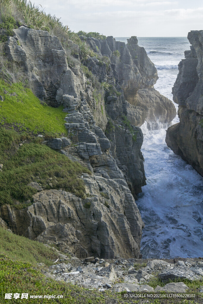 海岸边的嶙峋岩石与绿植