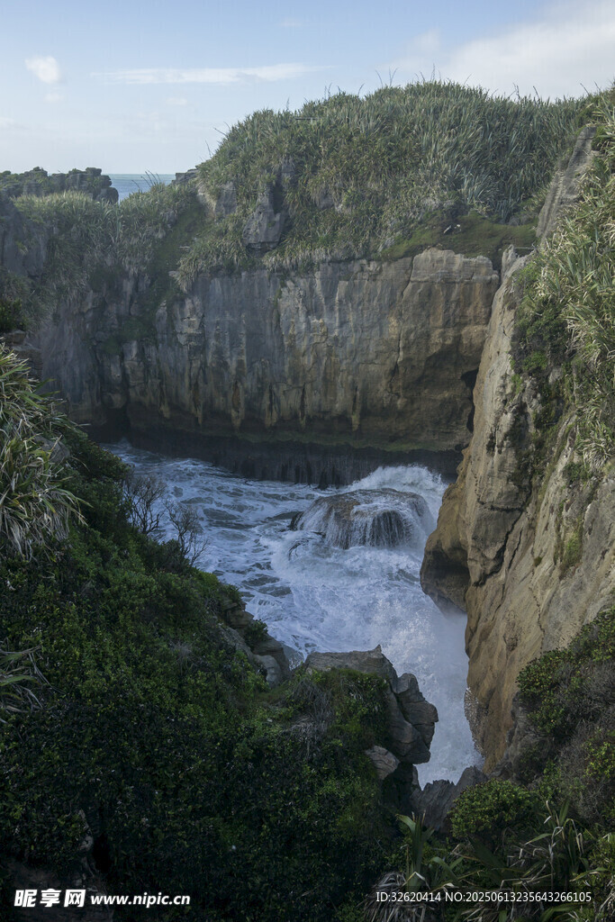 壮丽峡谷中的湍急河流