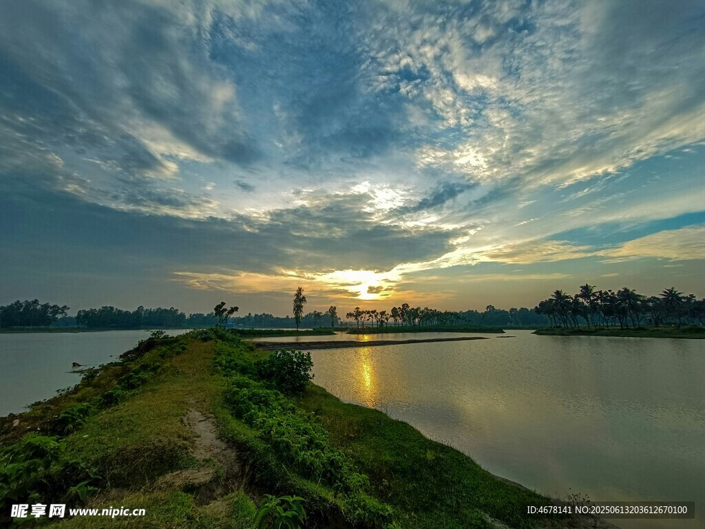 河畔日落美景