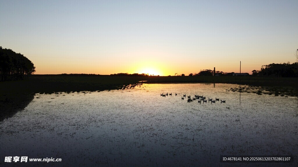 夕阳下宁静的水面景观