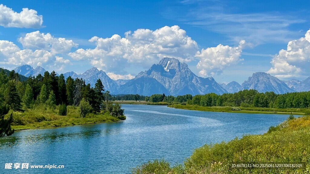 美丽河畔的壮丽山景