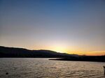 夕阳下的宁静湖景