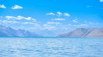 湛蓝湖水与远处山峦美景