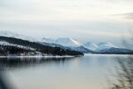 宁静雪山下的平静湖水
