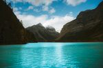 梦幻蓝湖映山峦