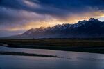 黄昏下的山水壮丽景观