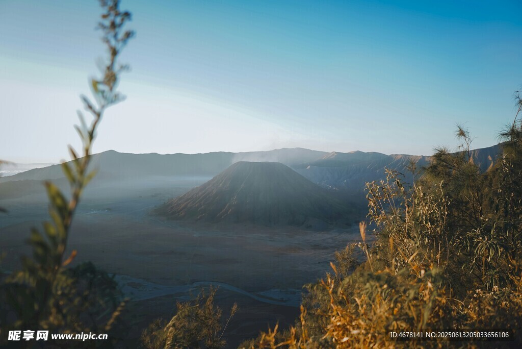 山间晨景 草木与远山相映