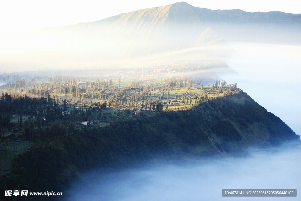 山间云海日出壮丽景观