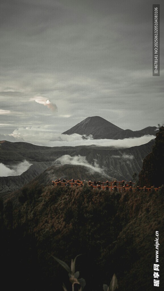 山间云雾缭绕的壮丽景致